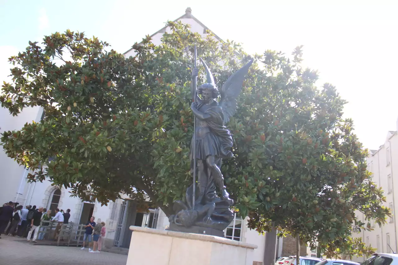 Les Sables-d'Olonne : déboulonnée, la statue de Saint-Michel sera installée quelques mètres plus loin