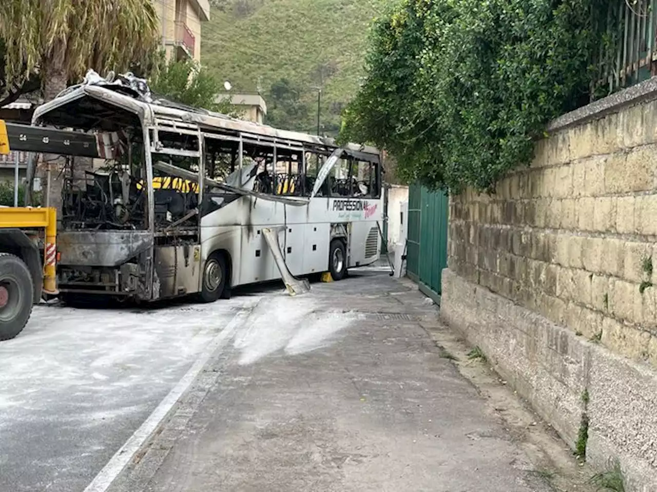 Conducente bus sfonda cancello Comune, poi incendia mezzo - Notizie