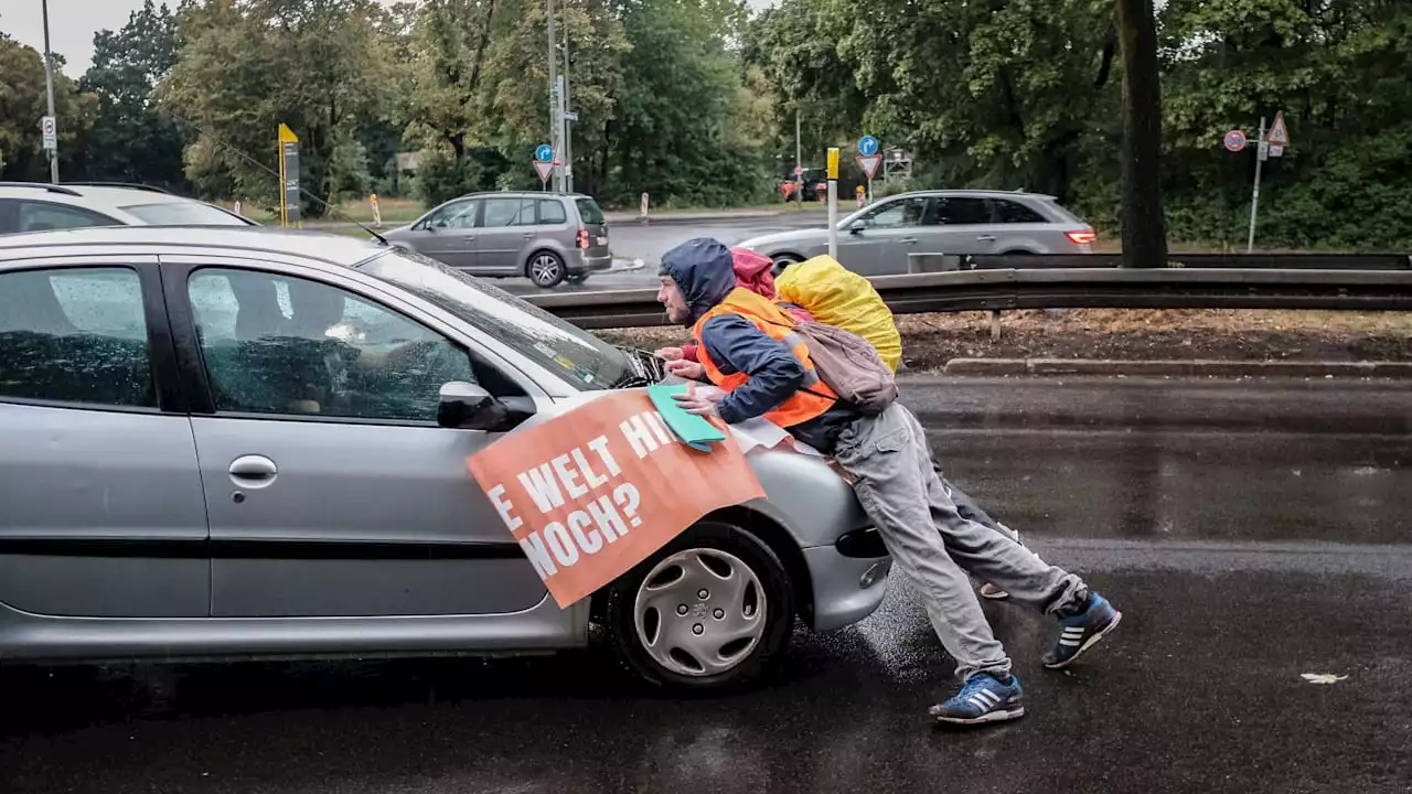 Erneute Blockaden in München: Auto schiebt Klima-Chaoten vor sich her