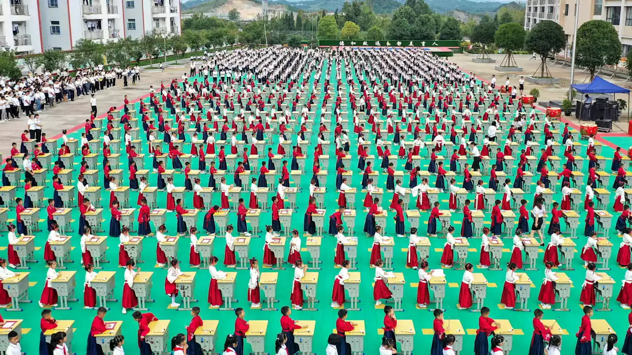 So geht Einschulung in China: Hunderte Erstklässler in historischer Tracht