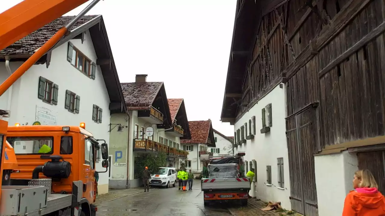 Aufräumen nach Unwettern: Hagelbrocken zerstückelten Ziegel