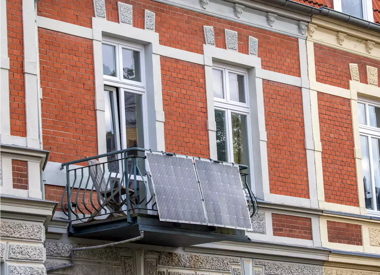 Balkonkraftwerke mit Solar-Modulen: Welche Regeln gelten?