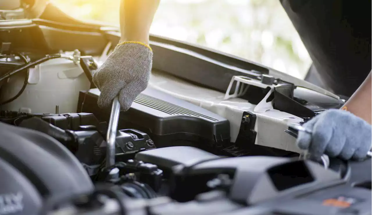 ¿Cómo arrancar un auto que se quedó sin batería?