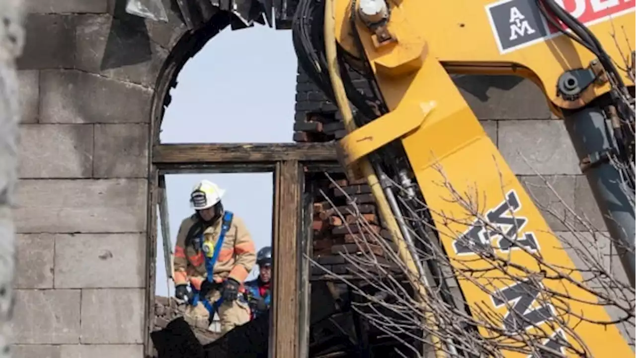 Prior to going up in flames, Old Montreal building was considered 'fire trap' by worried renters