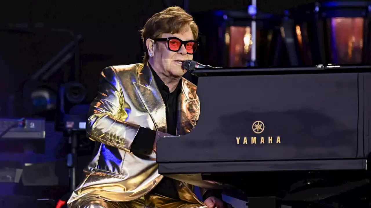 Elton John recibe el alta médica tras una breve hospitalización por una caída