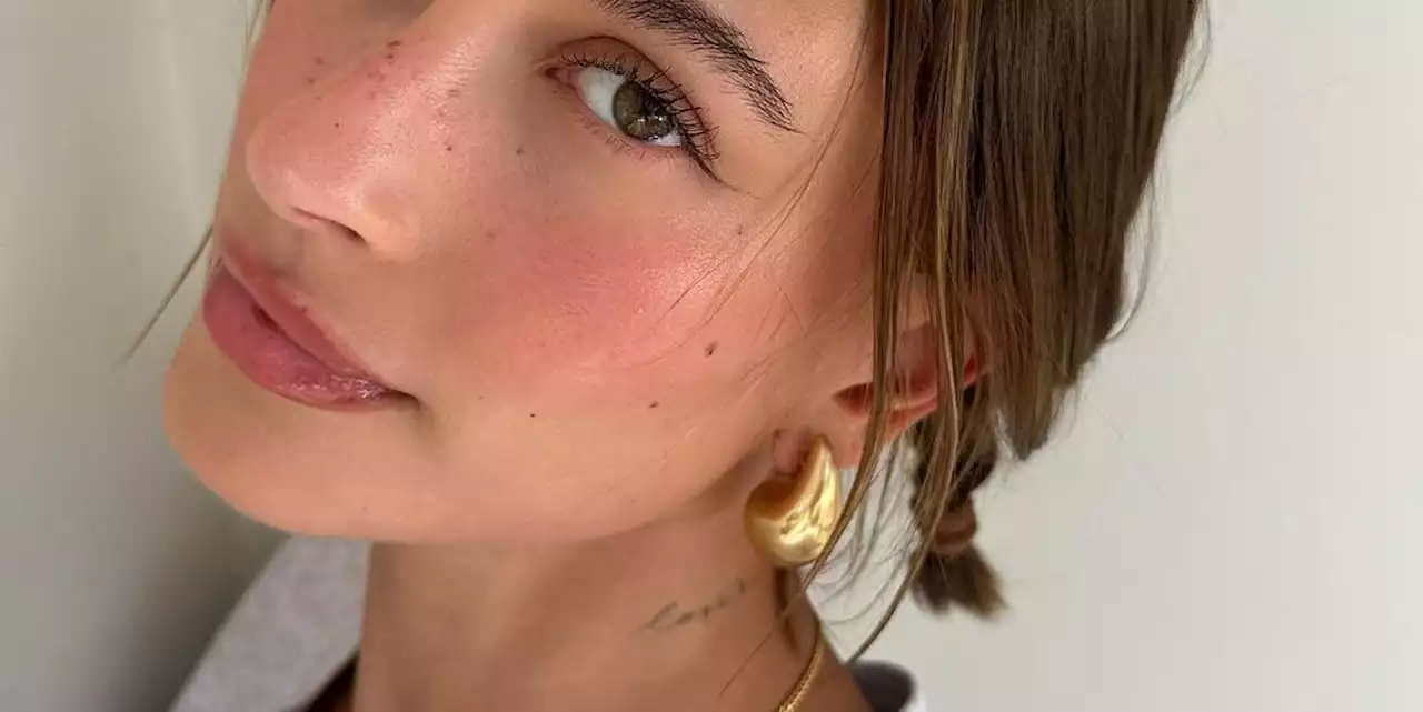 Sottilissimo e delicato, tutorial all'eyeliner di Hailey Bieber