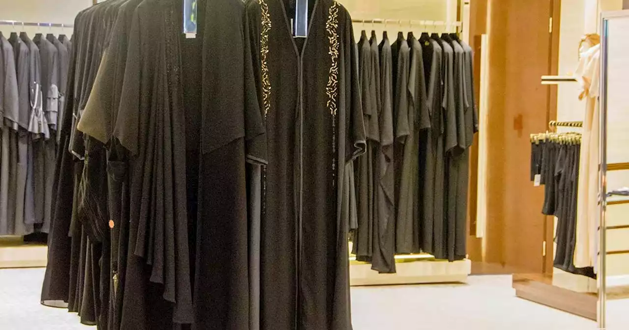 Niente più abaya a scuola: la Francia bandisce l'abito islamico