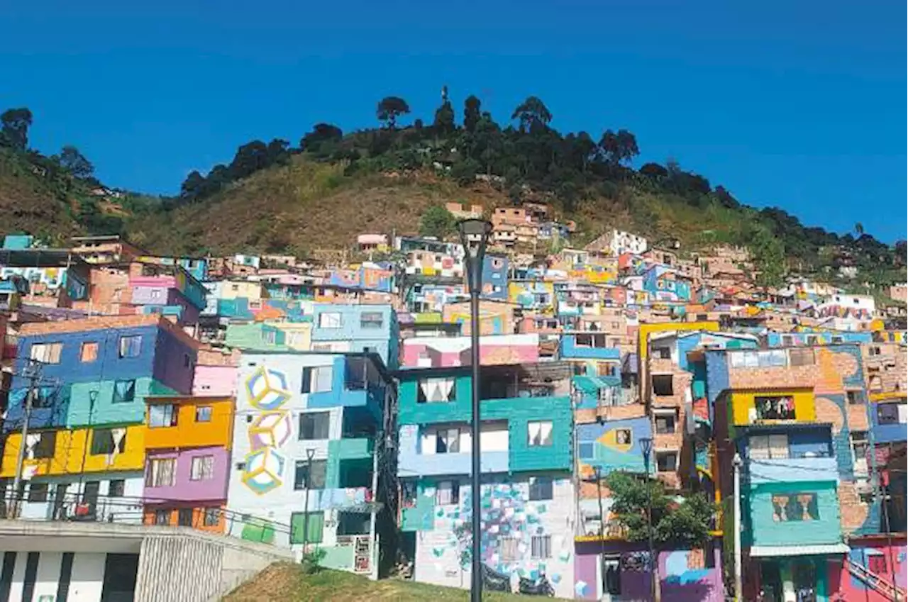 La comuna 3 de Medellín resiste la violencia de bandas criminales con arte y hip hop