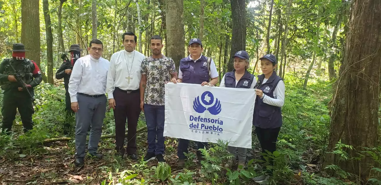 Eln liberó a soldado que mantuvo secuestrado en Arauca; lo entregó a la Defensoría