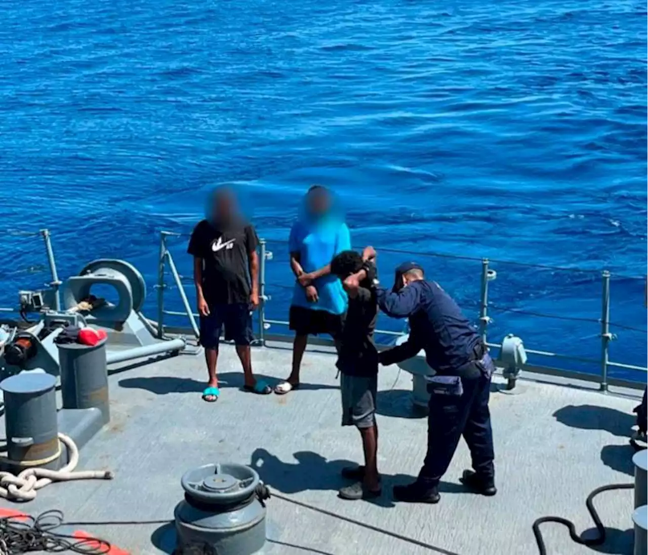 Armada intercepta embarcación extranjera cuando hacía pesca depredarora