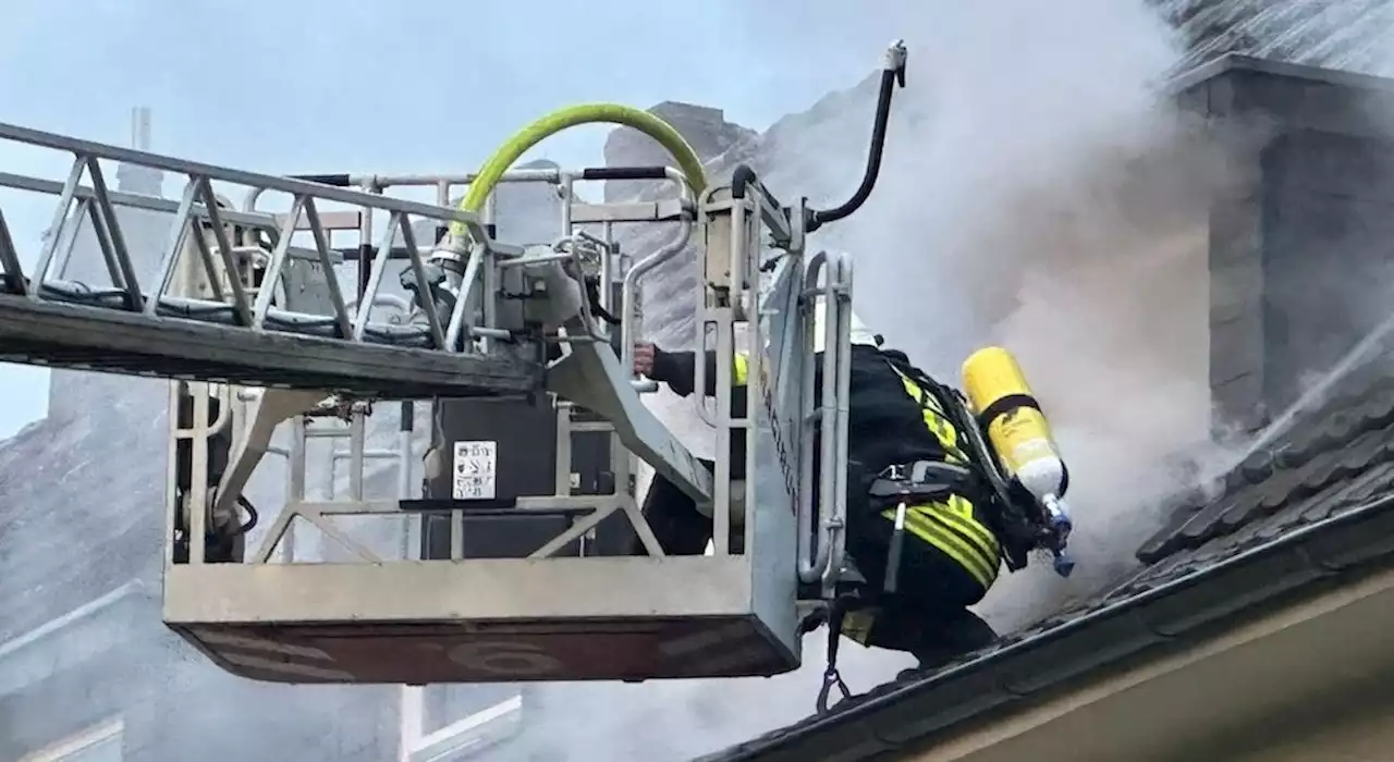 Feuer in Kölner Mehrfamilienhaus: Einsatzkräfte retten Person vom Dach