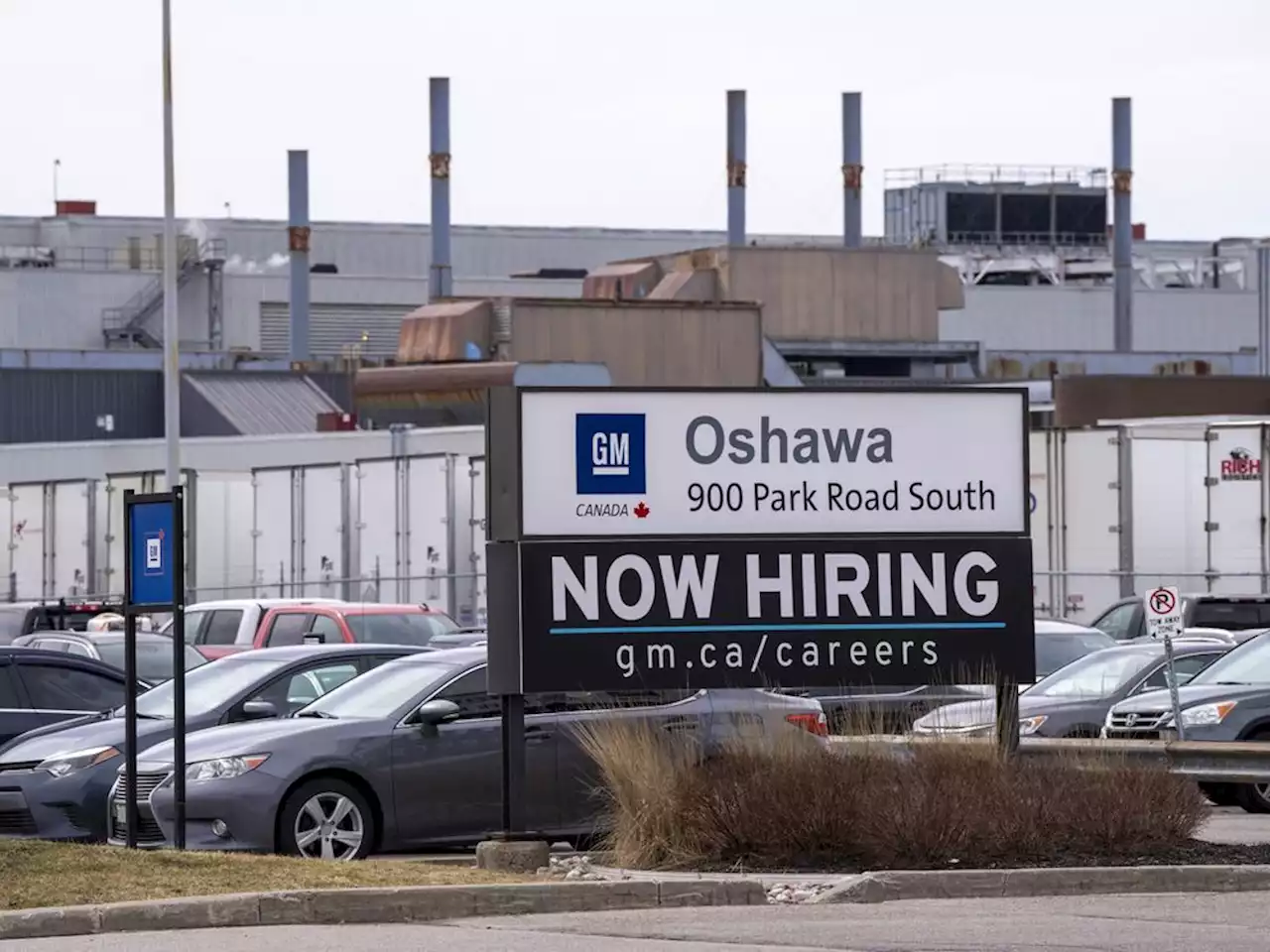 Unifor autoworkers vote to authorize strikes at GM, Ford and Stellantis