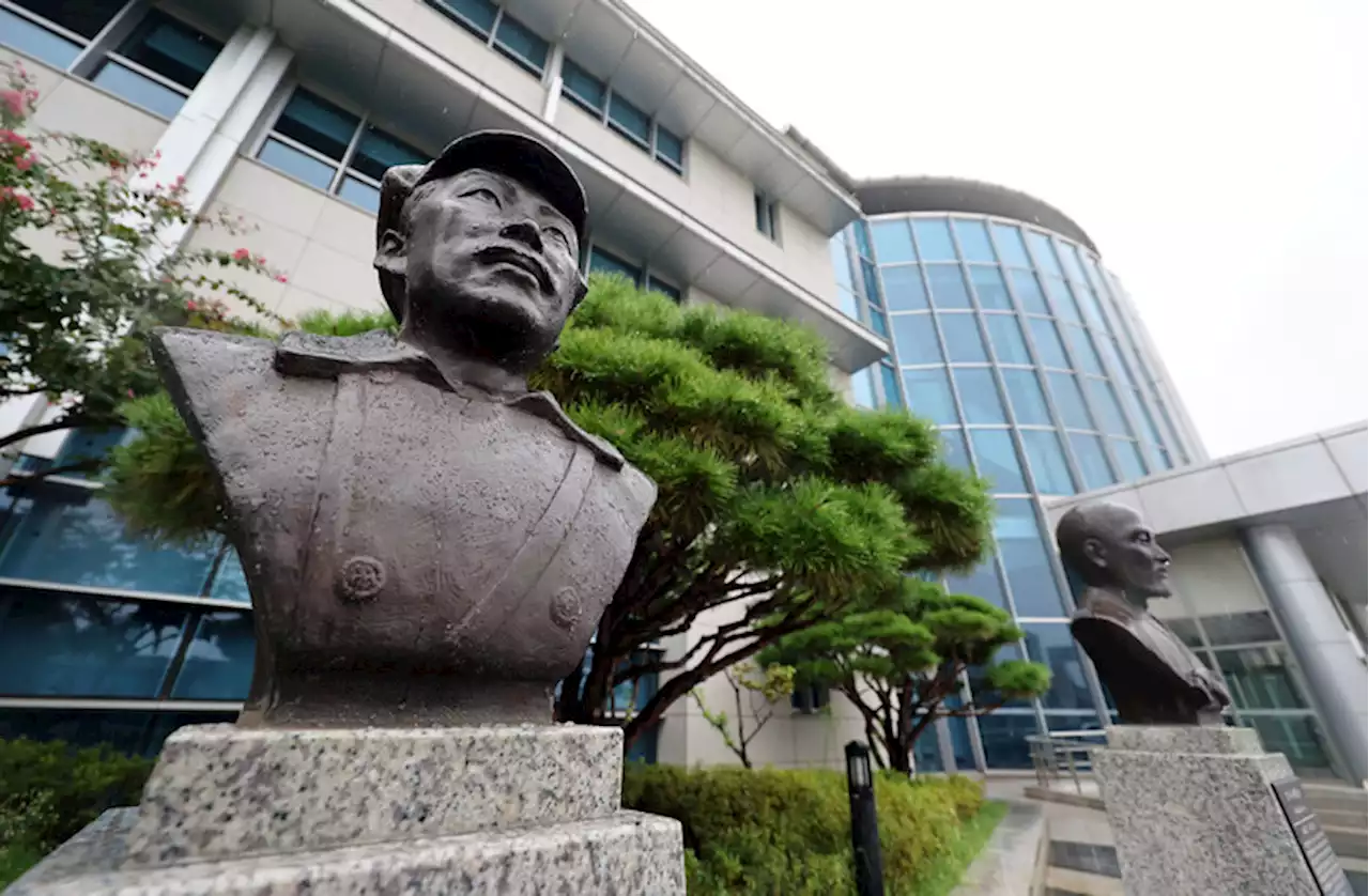 국방부 “공산주의 이력 홍범도 흉상, 육사에 부적절”