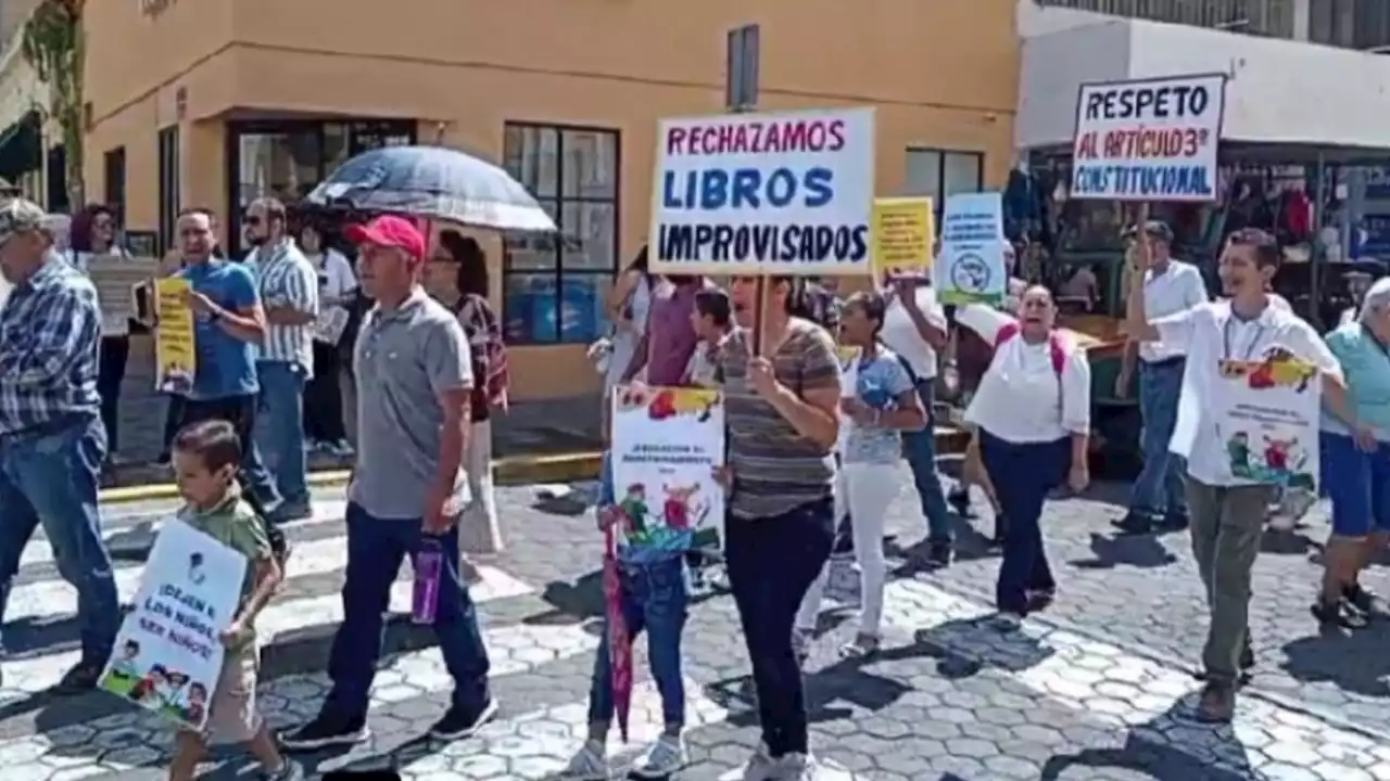 Padres de familia protestan por libros de texto gratuito en Colima