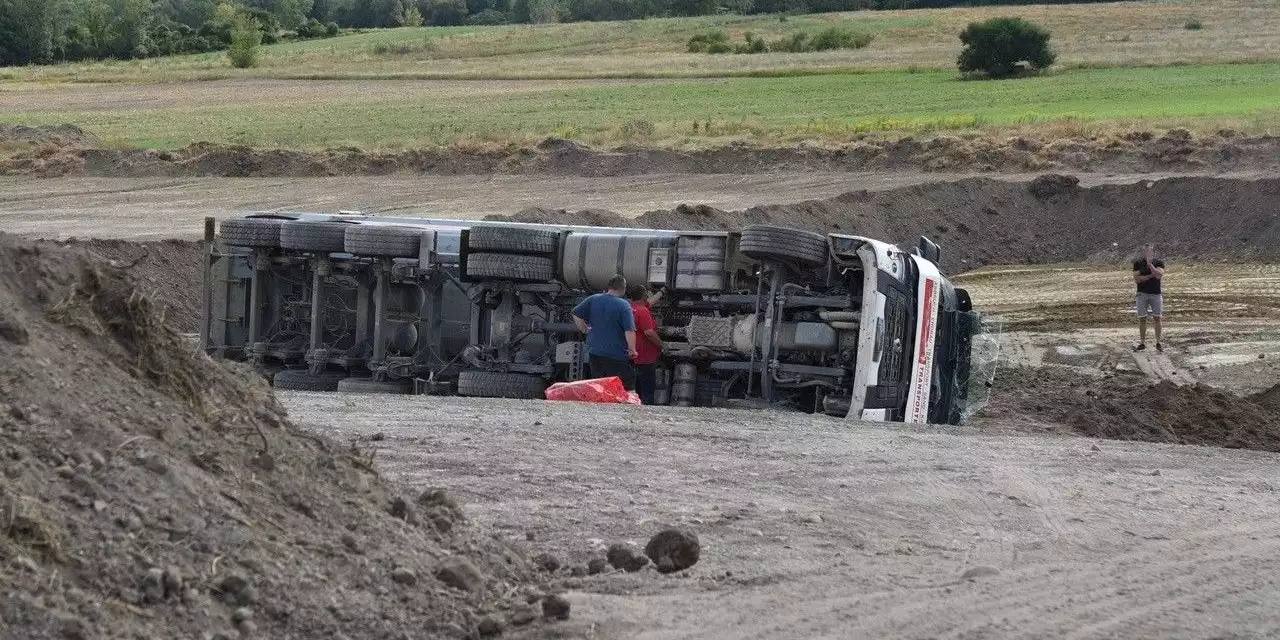 Sattelschlepper stürzte um – Lenker eingeschlossen