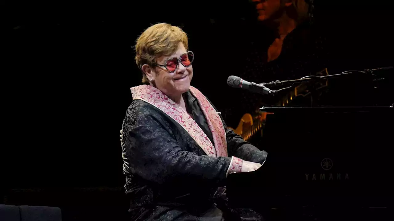 Elton John pasa la noche en el hospital por una caída en su casa de Francia