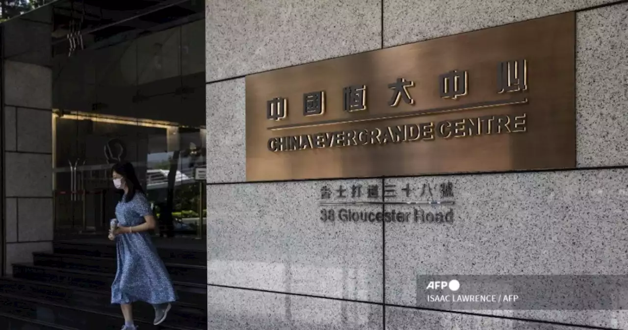 Evergrande se desploma el día de su regreso a la bolsa