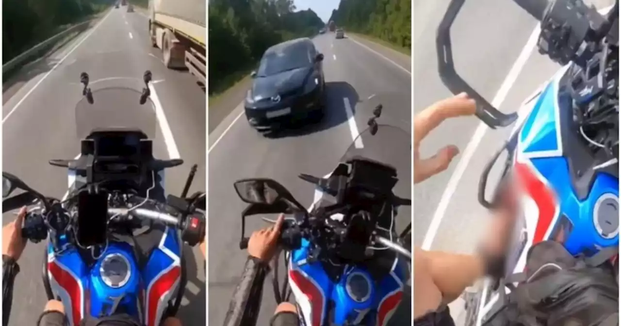 [Video] Motociclista imprudente por poco pierde el pie por adelantar un camión