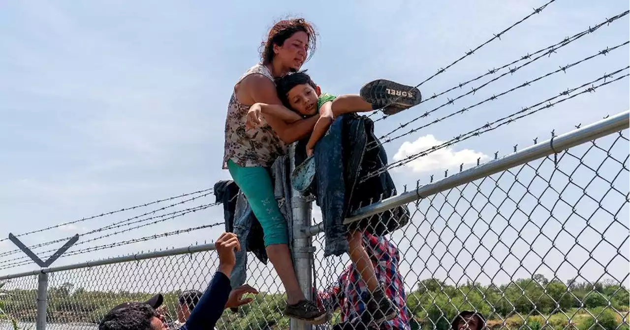 Malgré les bouées et les barbelés, les migrants continuent d'arriver au Texas