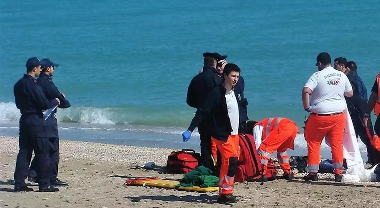 Cadavere di una ragazza trovato in spiaggia a Porto Sant'Elpidio: addosso solo maglietta e reggiseno