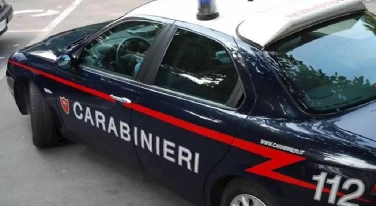 Litigio per un cane, spara dal balcone con la carabina: paura tra i bambini in strada