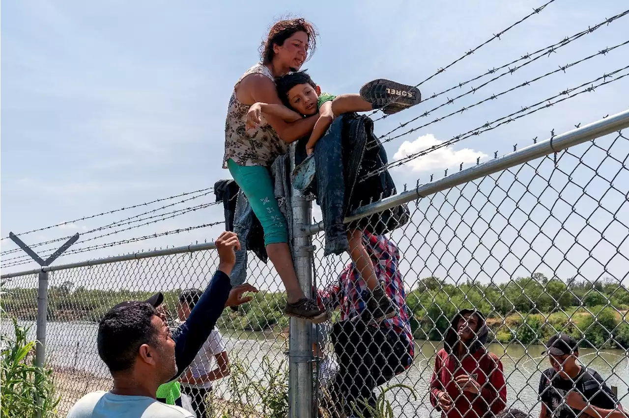 Malgré les bouées et les barbelés, les migrants continuent d'arriver au Texas