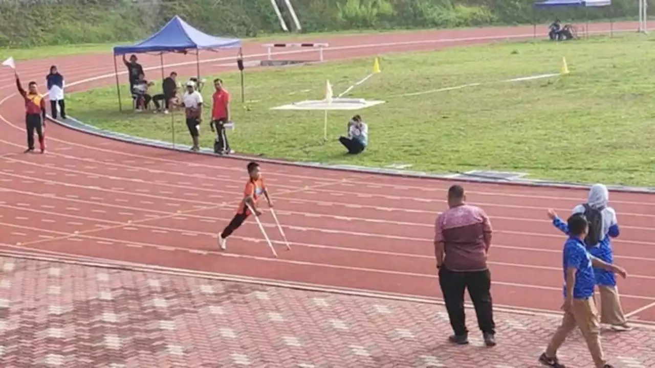 Aksi Guru Dampingi Murid Penyandang Disabilitas saat Lomba Lari Ini Bikin Haru