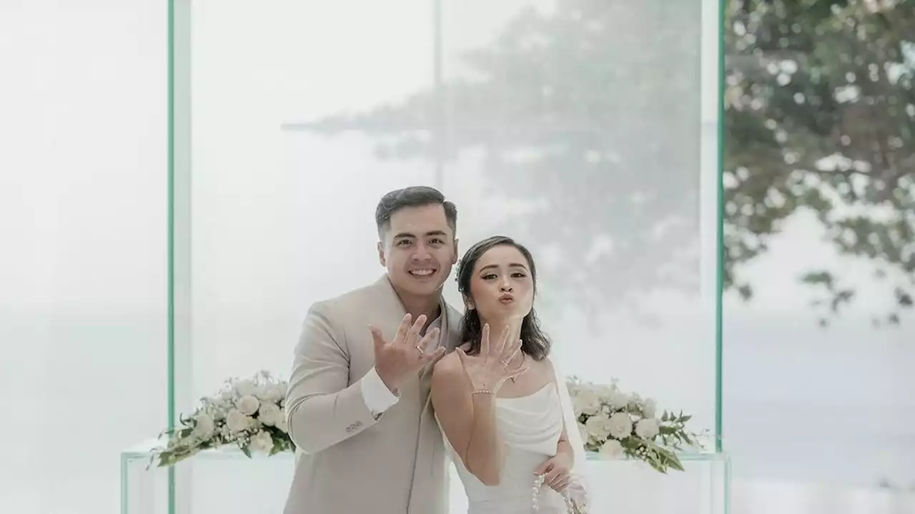 Gritte Agatha Berbalut Gaun Pengantin Strapless, Resmi Menikah Usai 11 Tahun Pacaran