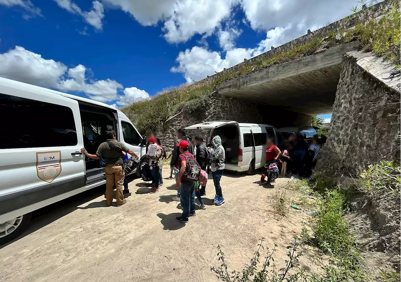 Agentes halla a 125 migrantes centroamericanos en carretera de estado mexicano de Oaxaca