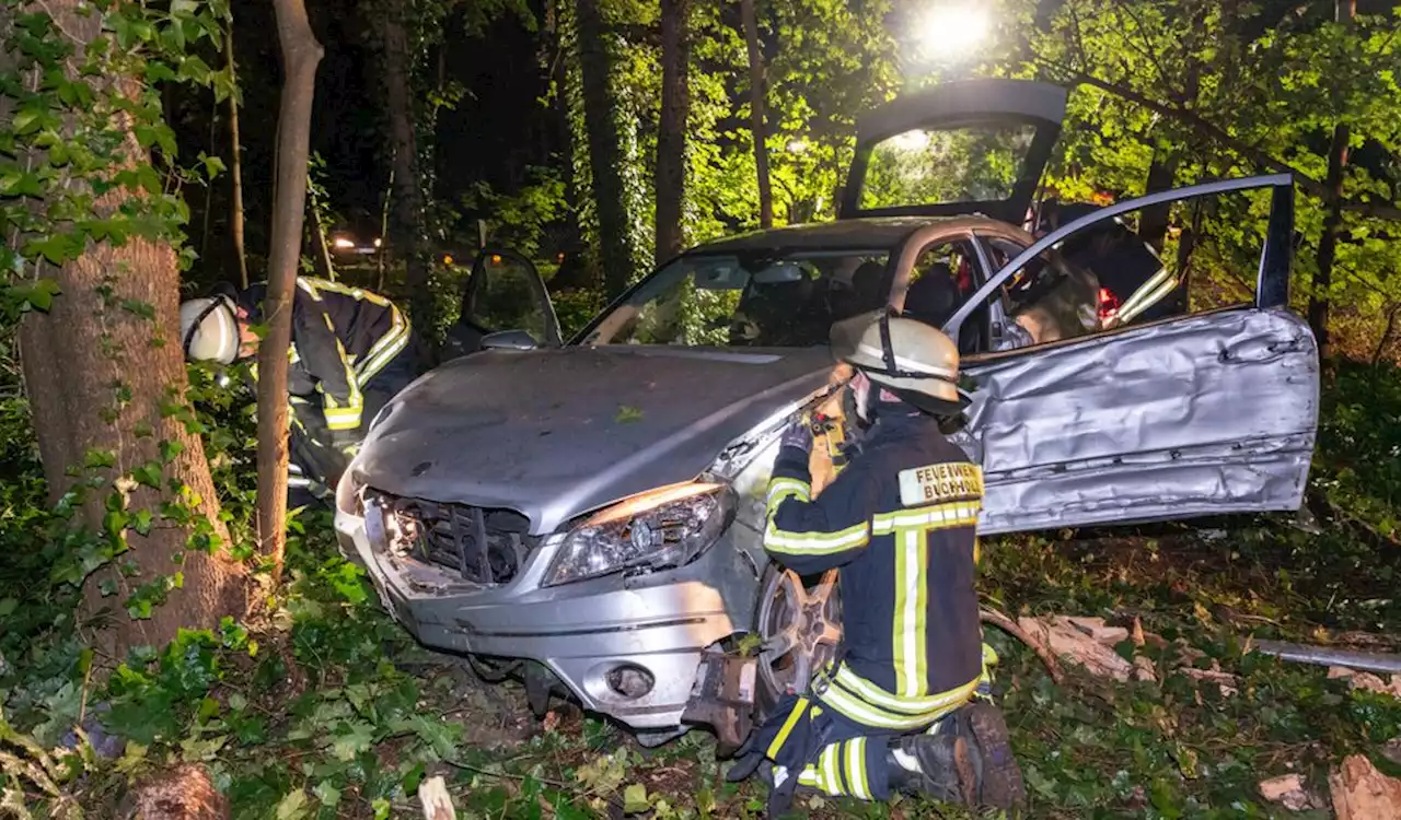 Beim Abbiegen Kontrolle verloren: Auto durchbricht Zaun – Fahrer schwer verletzt