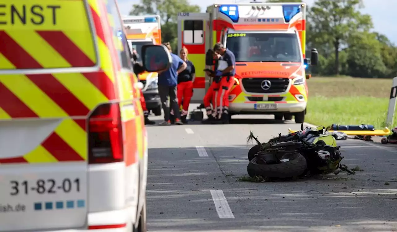 Motorradunfall bei Hamburg: 25-Jähriger lebensgefährlich verletzt