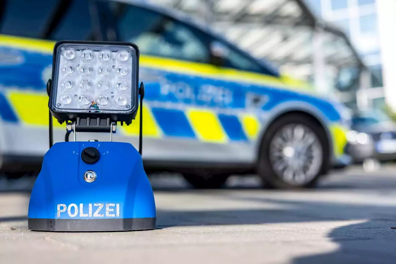 Auto ohne Fahrer startet von allein und fährt gegen Baum