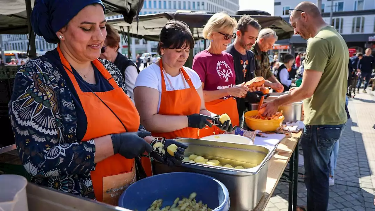 Essen vor Bremer Hauptbahnhof zubereitet