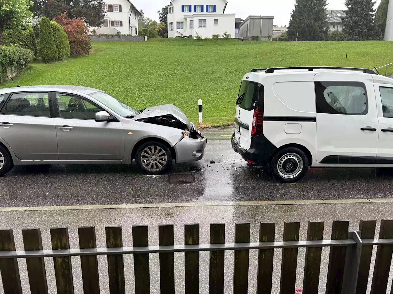 Heiden AR: Auffahrkollision zwischen Auto und Lieferwagen