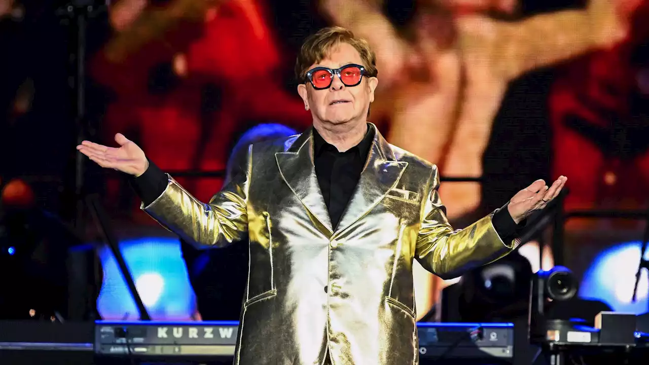 Elton John wurde nach einem Sturz ins Krankenhaus geliefert