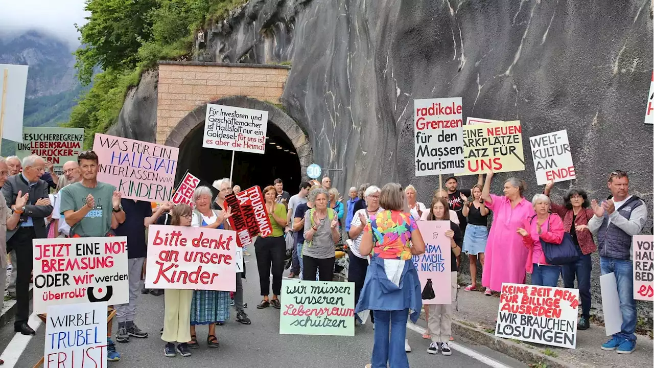 Austria. Hallstatt, la protesta degli 850 abitanti del borgo di Frozen, assediati da 1,5 milioni di turisti. Bloccato il tunnel: “Numero chiuso”