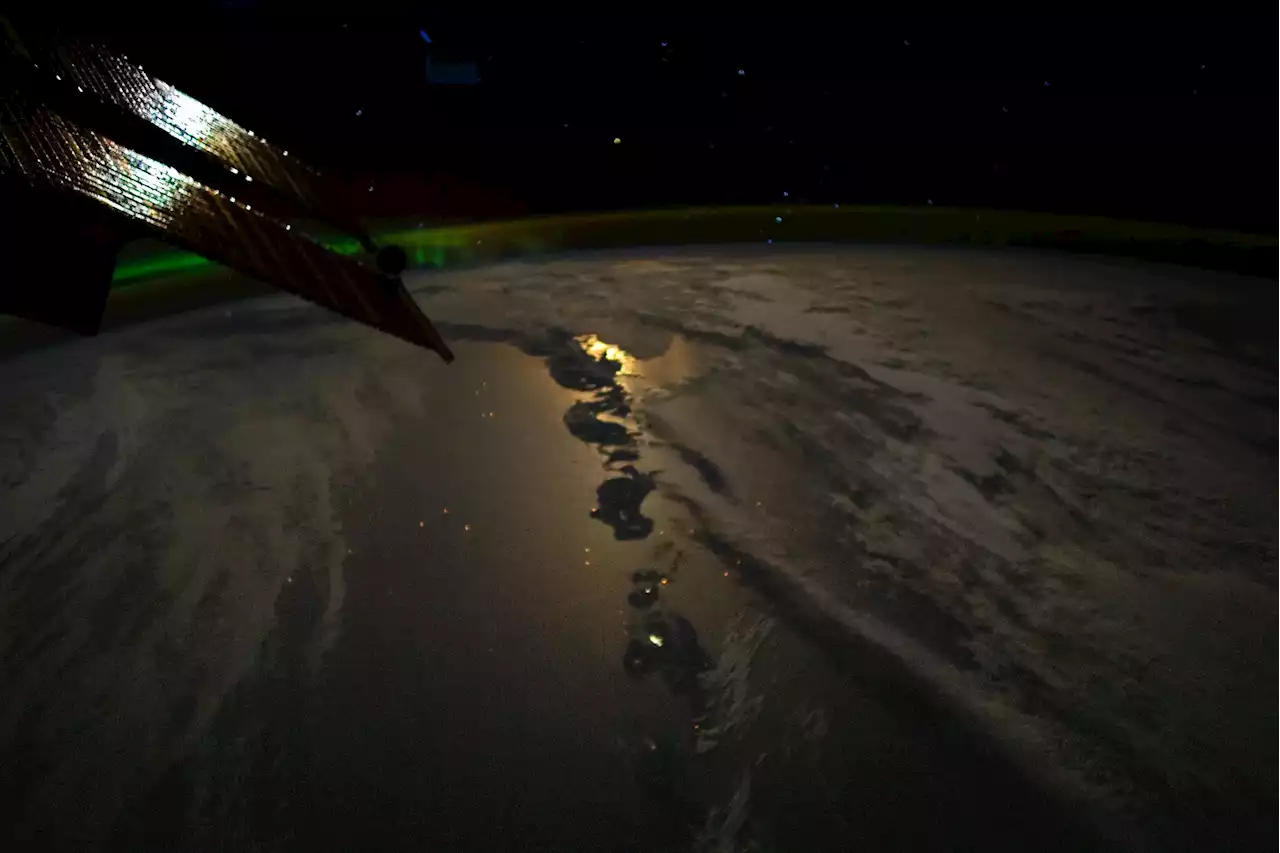 Astronaut’s Breathtaking View: Moonglint, Volcanic Aleutians, and Aurora Borealis