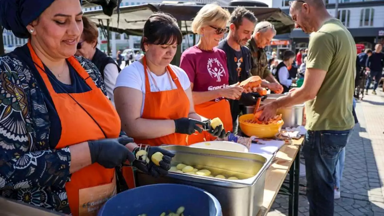 Essen vor Bremer Hauptbahnhof zubereitet