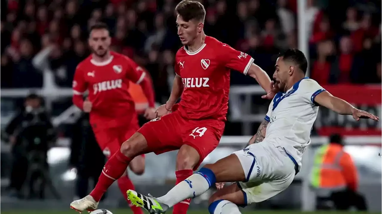 El explosivo posteo de un jugador de Vélez contra el árbitro tras el polémico penal para Independiente