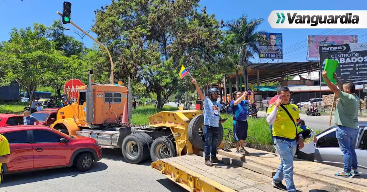 Atención: bloqueo total en la vía a Piedecuesta, hay cientos de vehículos represados