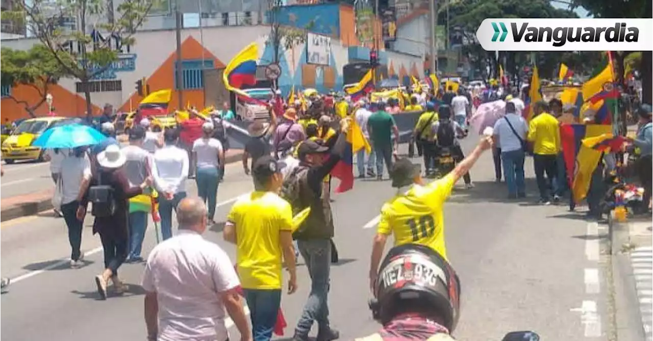 En directo: Avanza por la carrera 27 la marcha en protesta por el aumento del precio de la gasolina