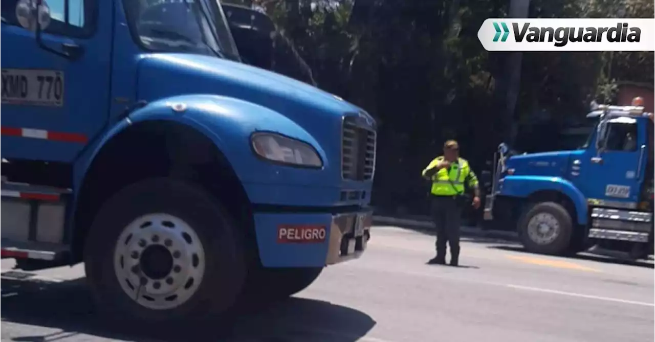 Se normaliza paso por la vía al Aeropuerto Palonegro, tras permanecer bloqueada por una tractomula