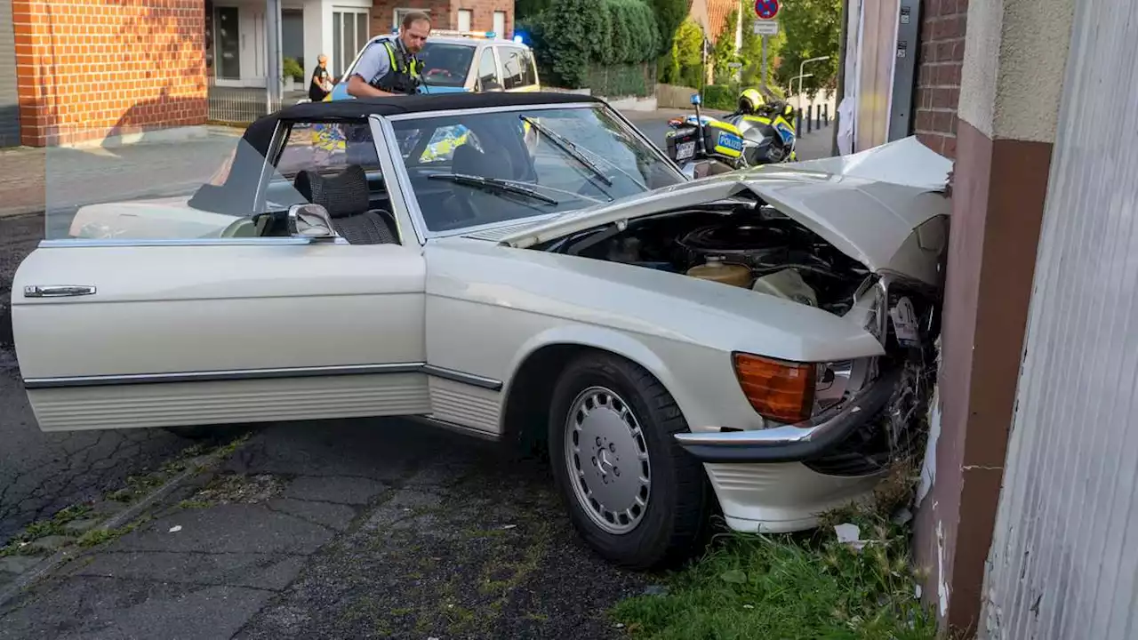 Oldtimer kracht vor Hauswand - Rettungswagen hat auf dem Weg zur Einsatzstelle Unfall