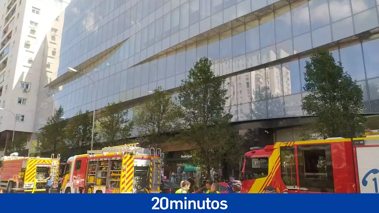 Desalojado un centro comercial de Madrid por el incendio de un coche en el parking