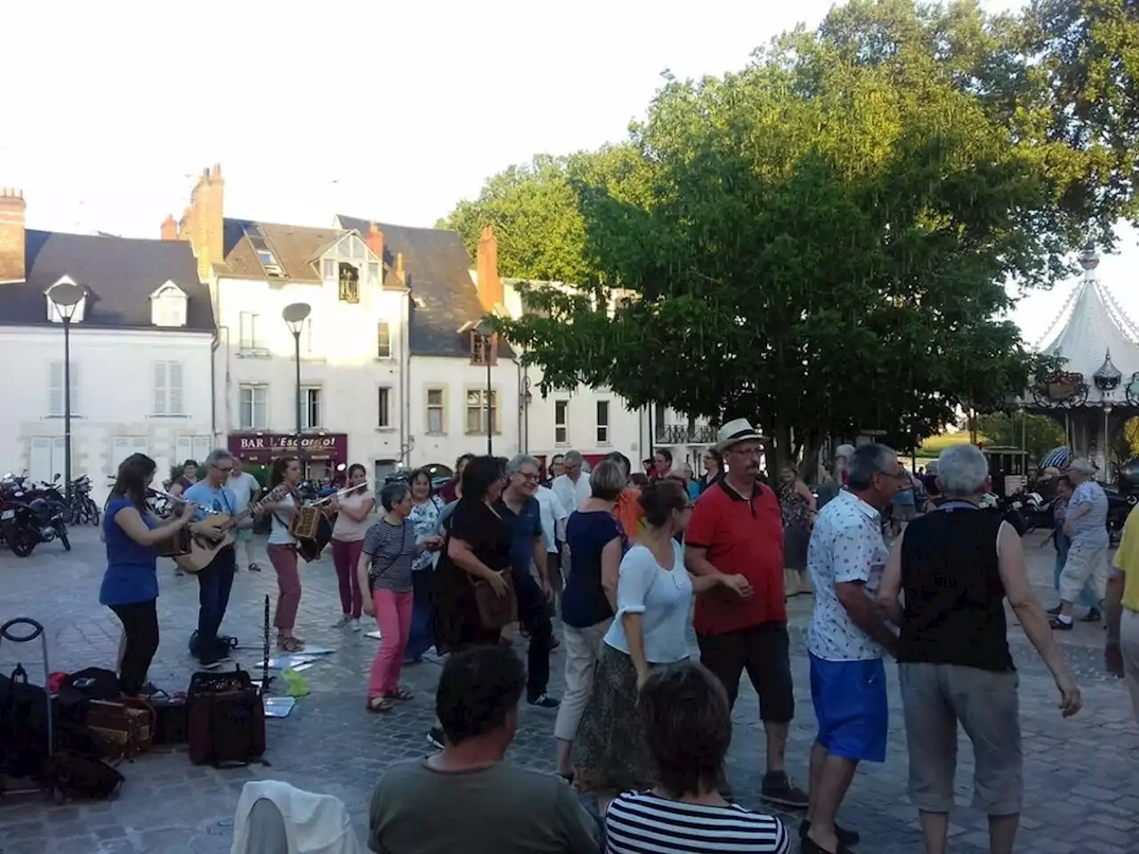 Orléans : un mini-bal folk va faire danser la place de Loire, ce mercredi