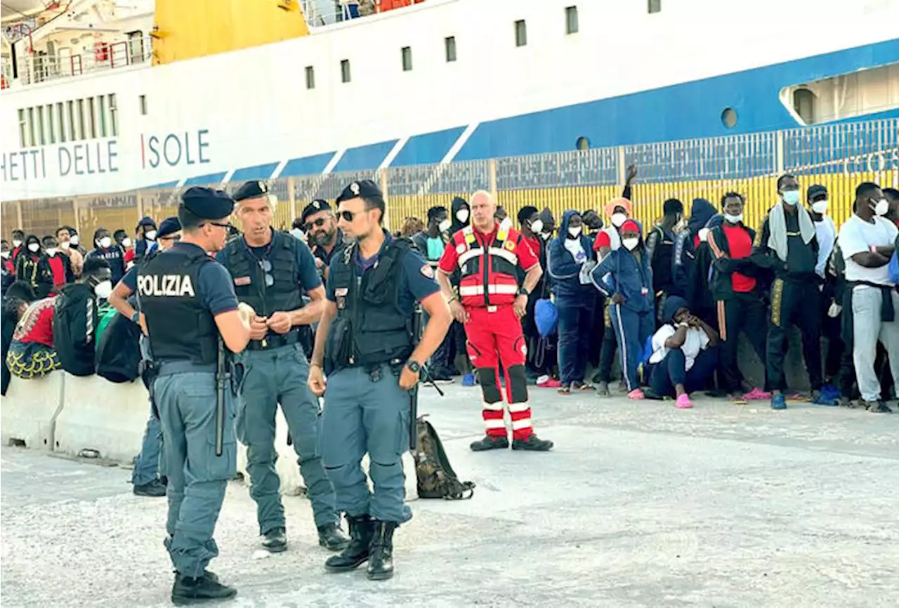 Migranti: traghetto, navi e aerei, 1.828 lasciano Lampedusa - Notizie