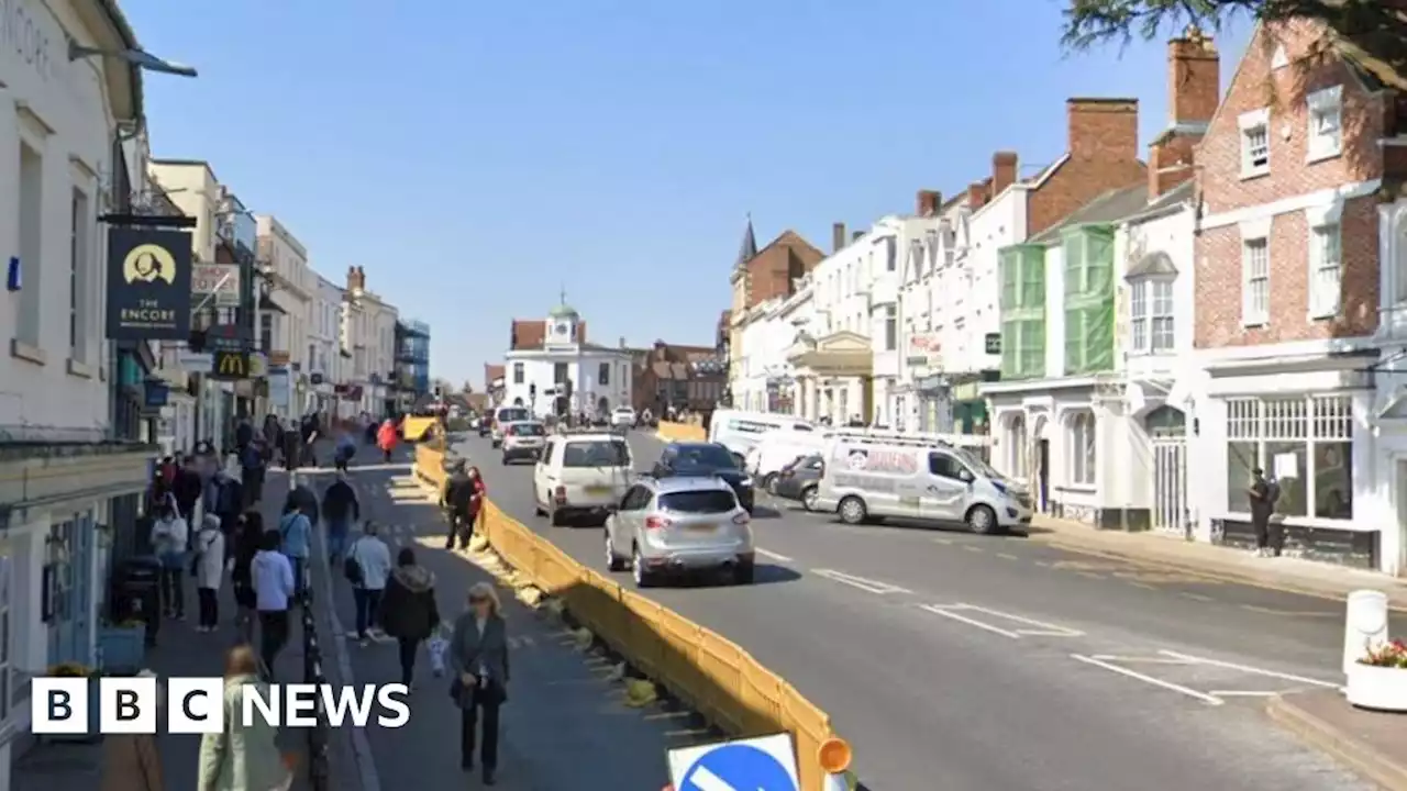 Busy Stratford-upon-Avon road shuts as men seen on shop roofs