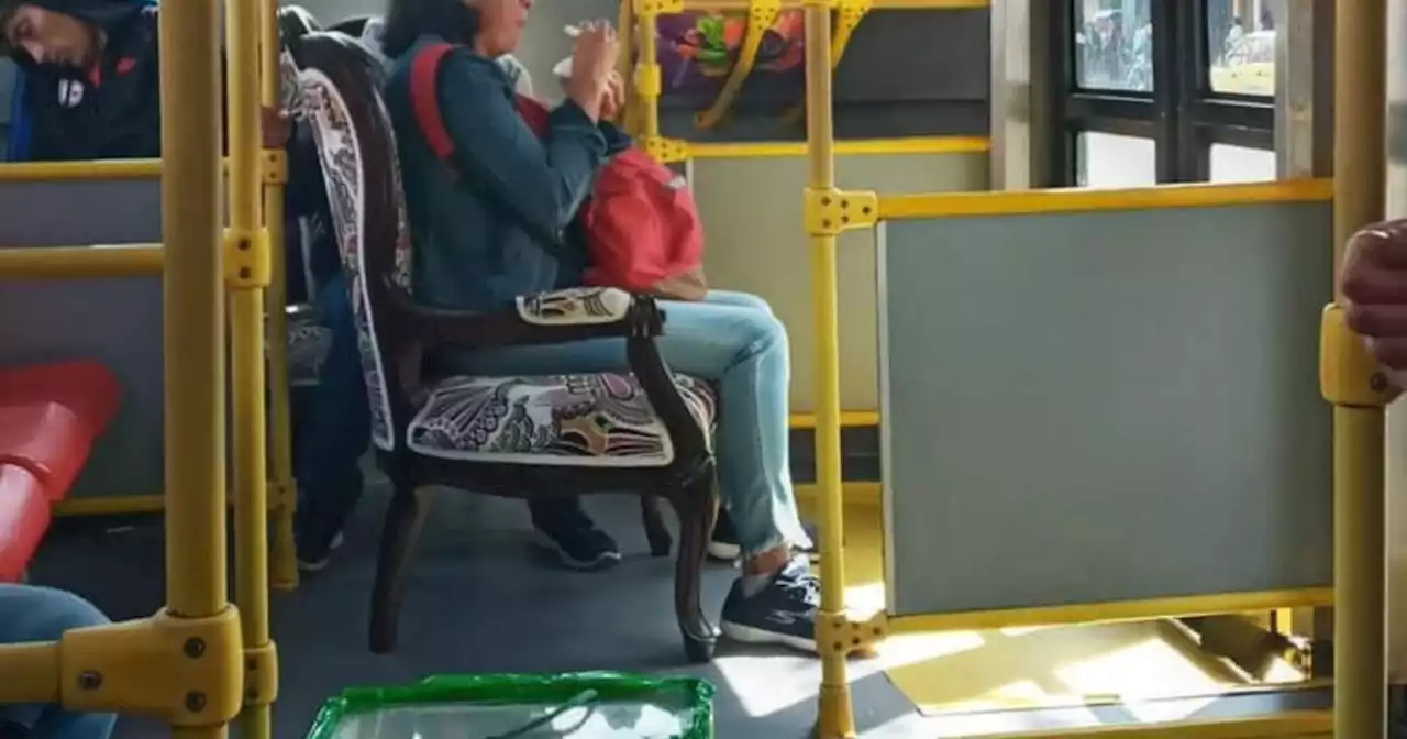 Usuaria de TransMilenio, cansada de no encontrar puestos libres, subió su propia silla al sistema