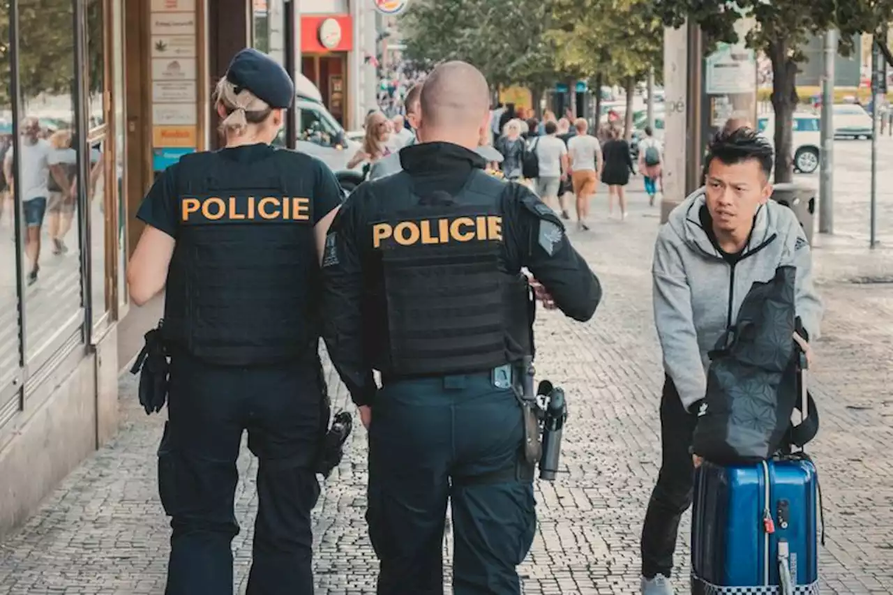 Un suspect prend la fuite, le policier le neutralise avec un objet très inattendu