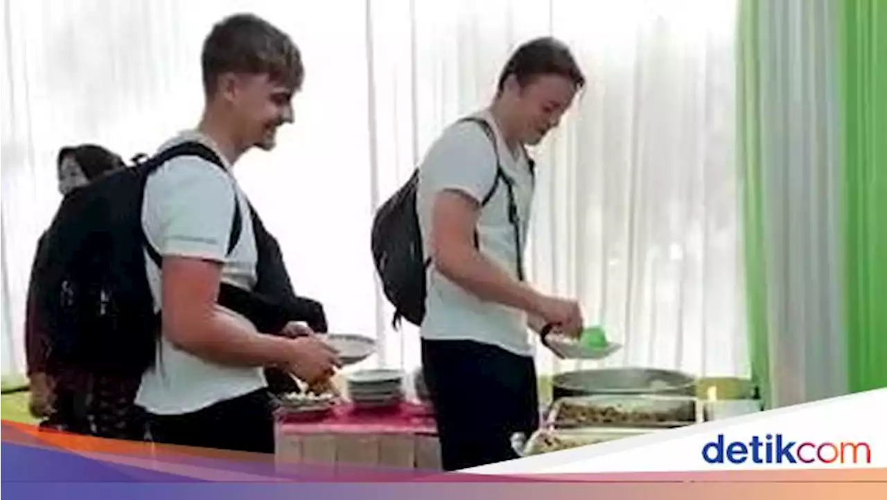 Ternyata Ini Alasan Pemilik Hajatan Persilakan 2 Bule Nyasar Makan Gratis